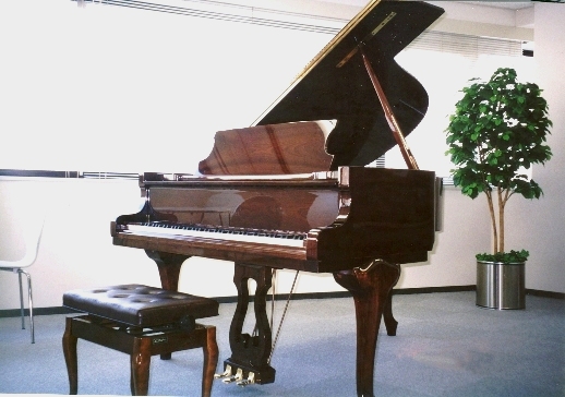フリールーム内のピアノ